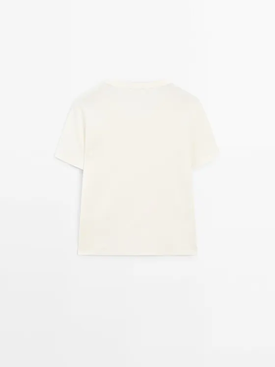 Футболка с обтрепанным вырезом по краям