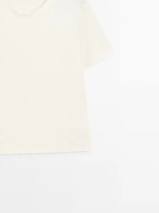 Футболка с обтрепанным вырезом по краям