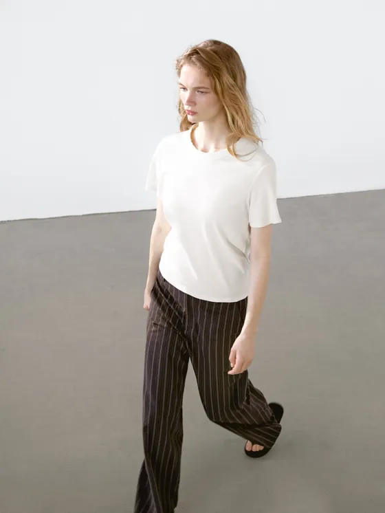 Футболка с обтрепанным вырезом по краям