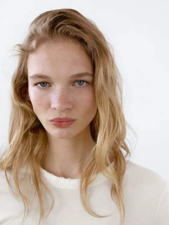 Футболка с обтрепанным вырезом по краям