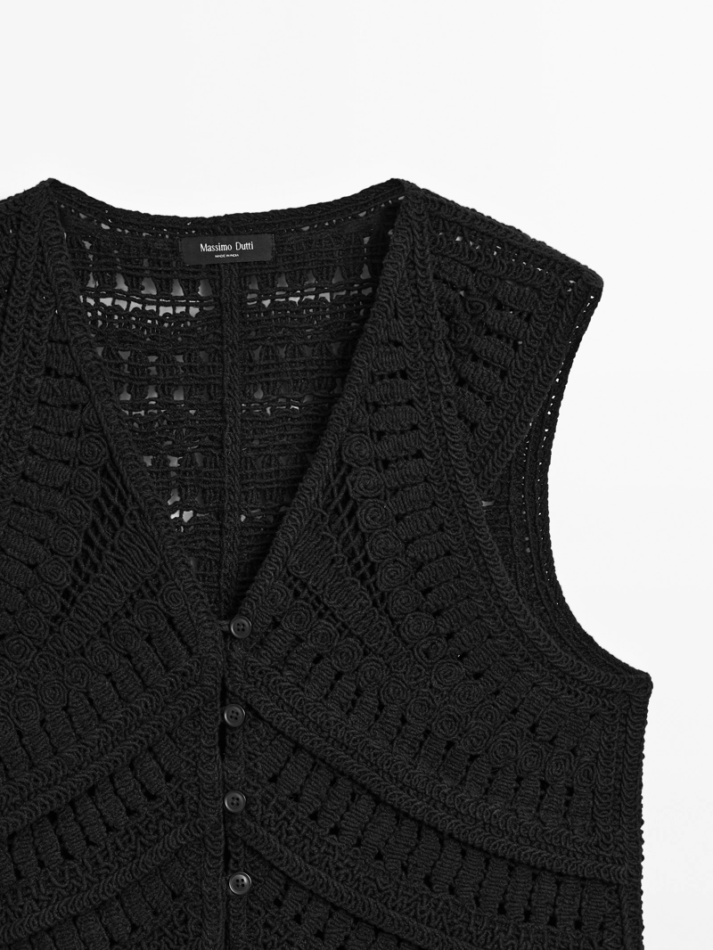 Фантазийный вязаный жилет крючком