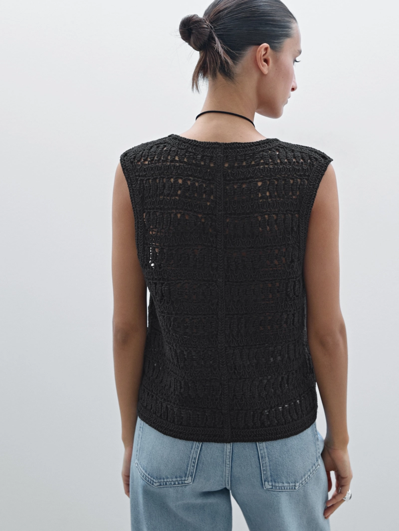 Фантазийный вязаный жилет крючком