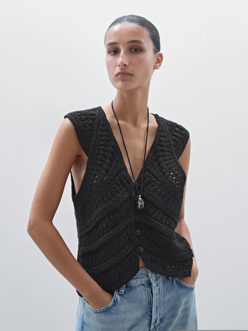 Фантазийный вязаный жилет крючком