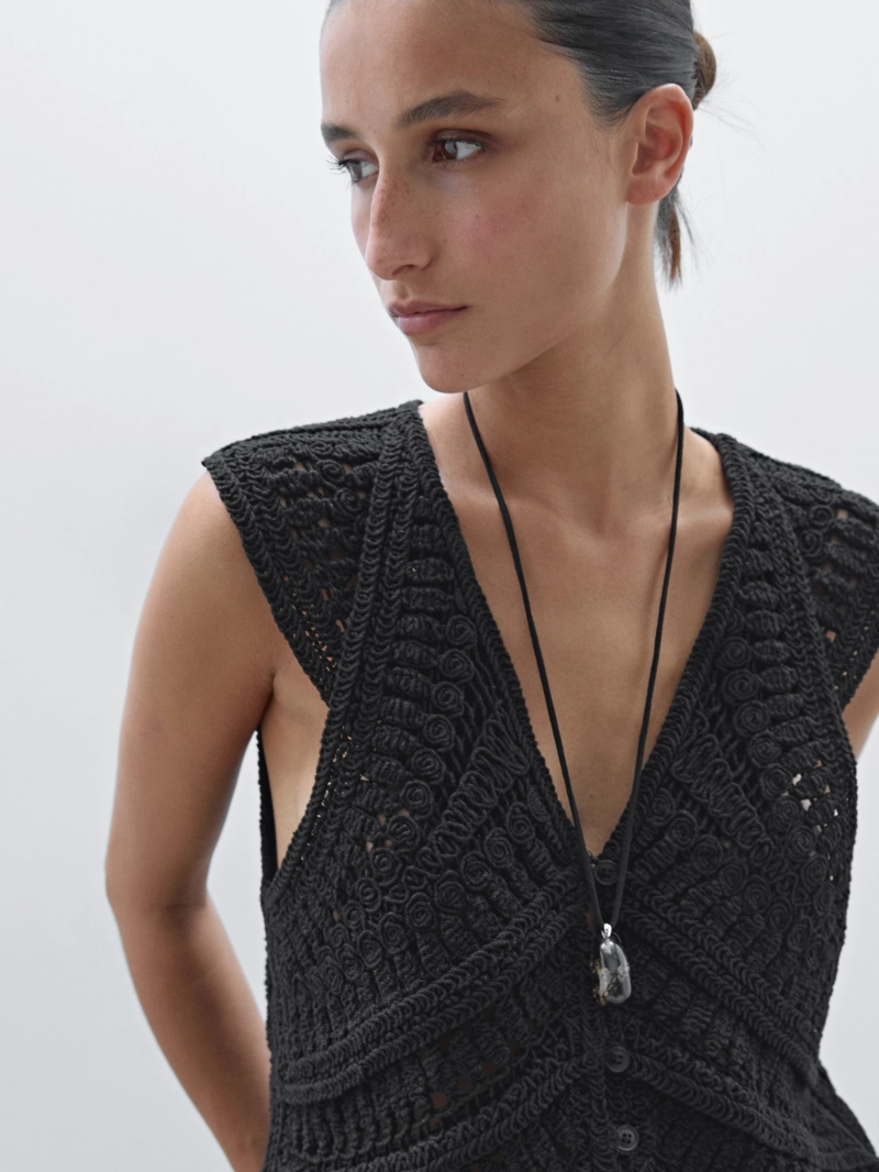 Фантазийный вязаный жилет крючком