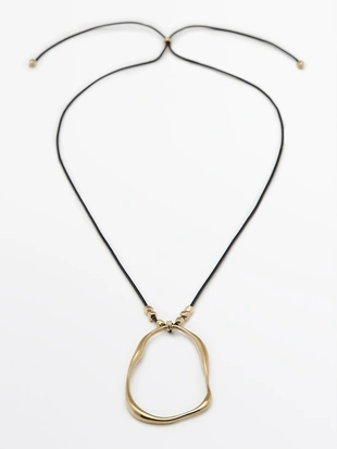 Ожерелье из кожаного шнура с асимметричной вставкой- Заказать в России