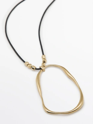 Ожерелье из кожаного шнура с асимметричной вставкой- Заказать в России