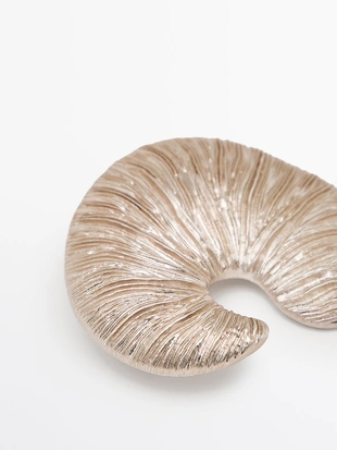 Значок в форме ракушки- Заказать в России