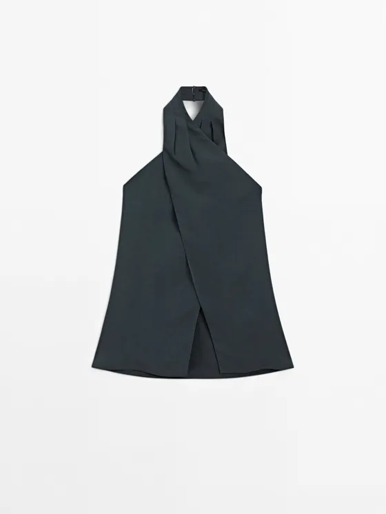 Топ с галстуком на шее и декоративным вырезом на спине