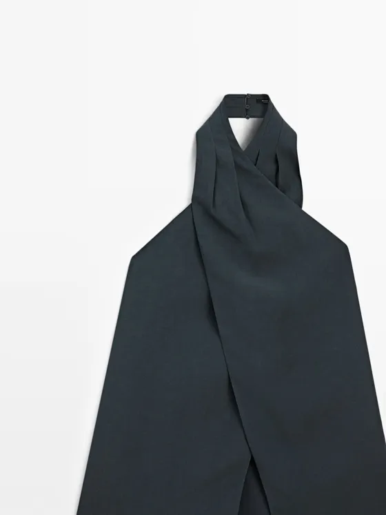 Топ с галстуком на шее и декоративным вырезом на спине