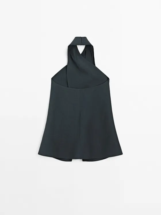 Топ с галстуком на шее и декоративным вырезом на спине