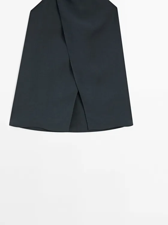 Топ с галстуком на шее и декоративным вырезом на спине