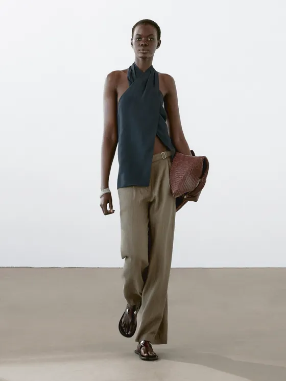 Топ с галстуком на шее и декоративным вырезом на спине