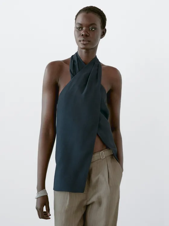 Топ с галстуком на шее и декоративным вырезом на спине