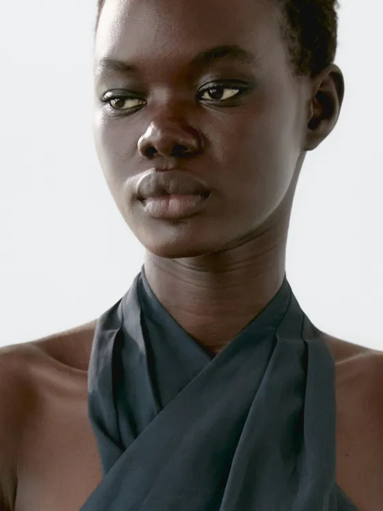 Топ с галстуком на шее и декоративным вырезом на спине