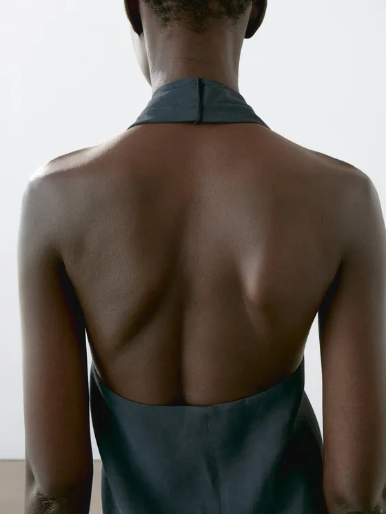 Топ с галстуком на шее и декоративным вырезом на спине