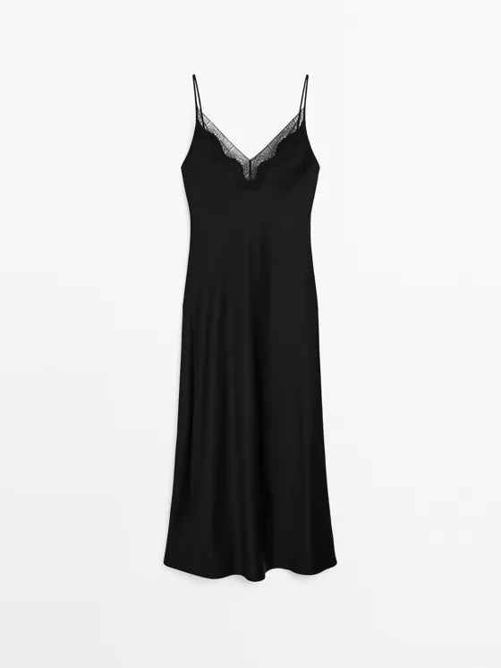 Длинное атласное платье-халат