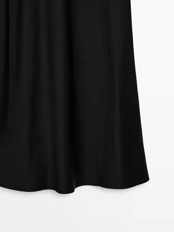 Длинное атласное платье-халат