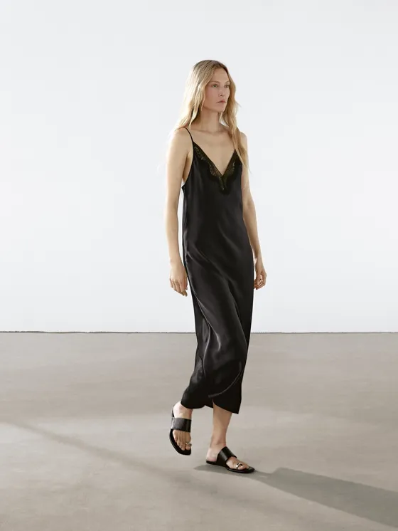 Длинное атласное платье-халат