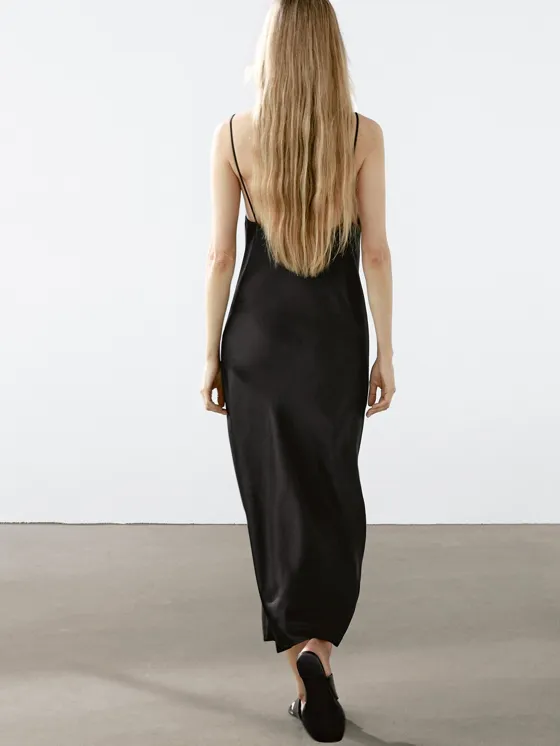 Длинное атласное платье-халат