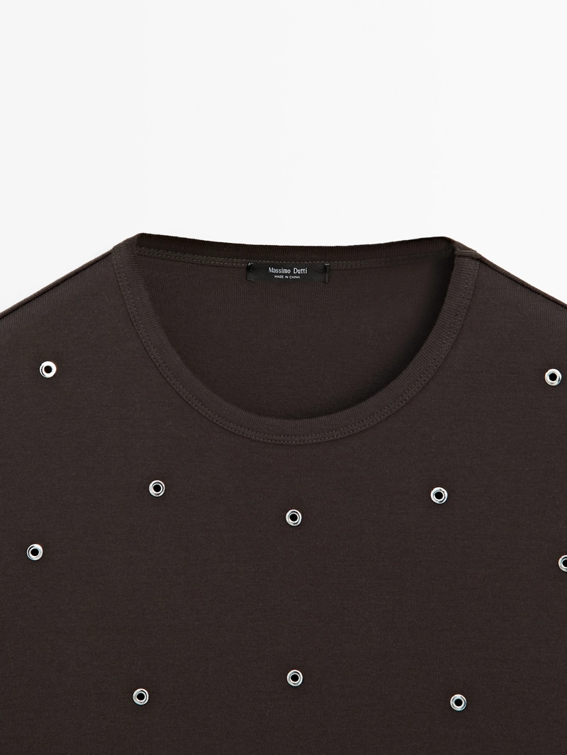 Футболка oversize с деталями люверсов
