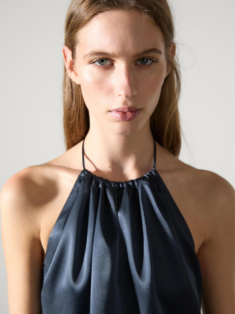 Топ на шее из жидкого атласа