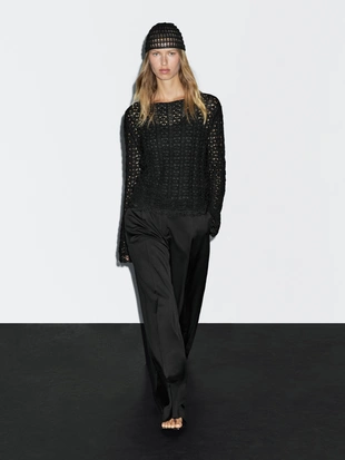 Шапка с крючком и открытым узором- Заказать в России