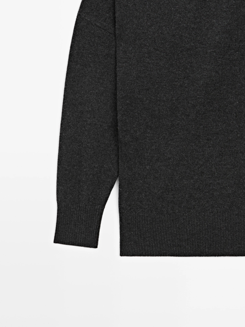 Трикотажный свитер из шерстяной смеси с асимметричным вырезом