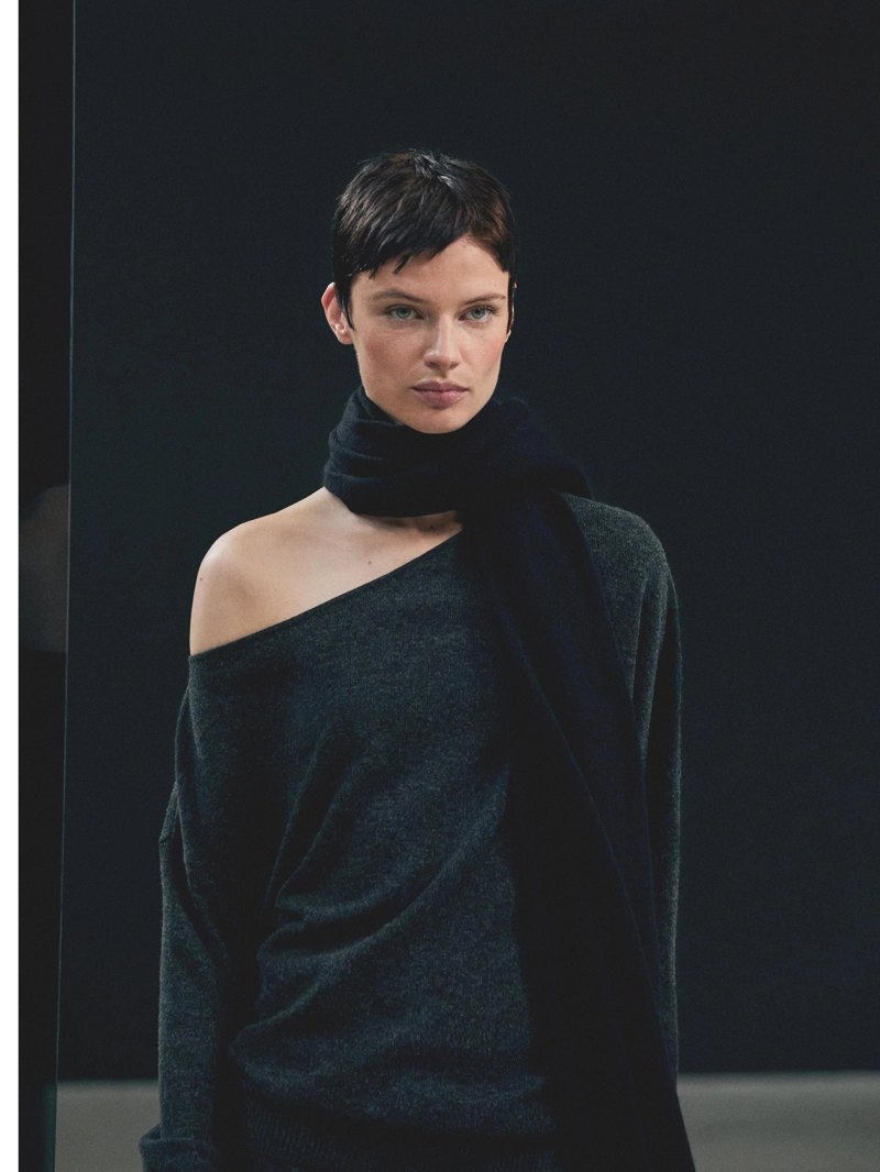 Трикотажный свитер из шерстяной смеси с асимметричным вырезом