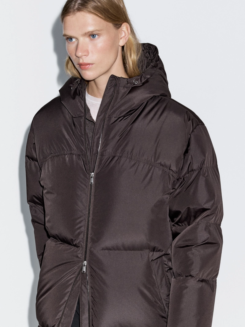 Длинный пуховик с капюшоном и защитой от влаги