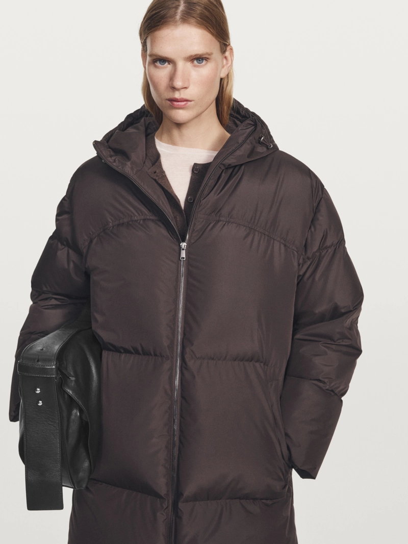 Длинный пуховик с капюшоном и защитой от влаги