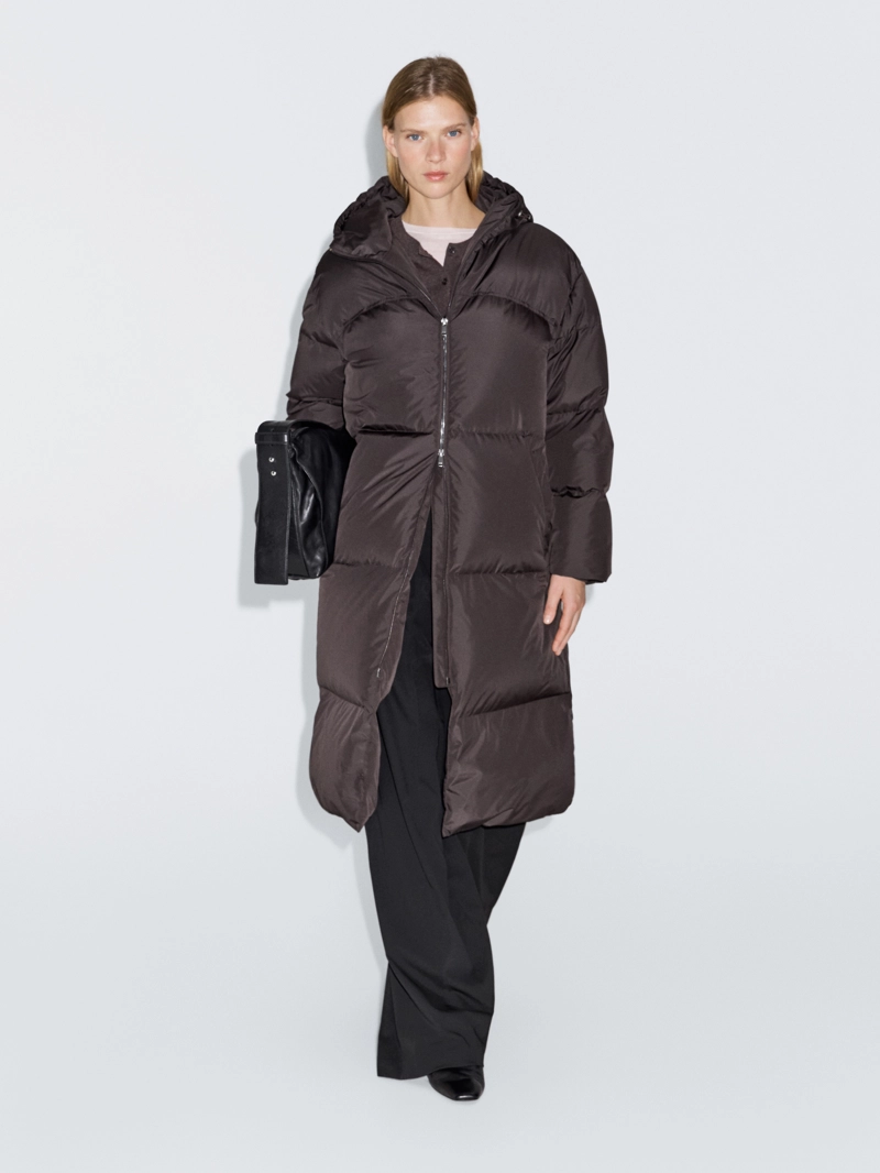 Длинный пуховик с капюшоном и защитой от влаги