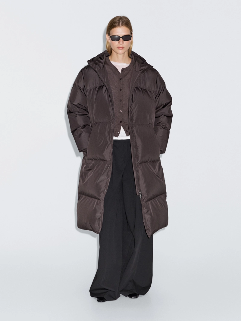 Длинный пуховик с капюшоном и защитой от влаги