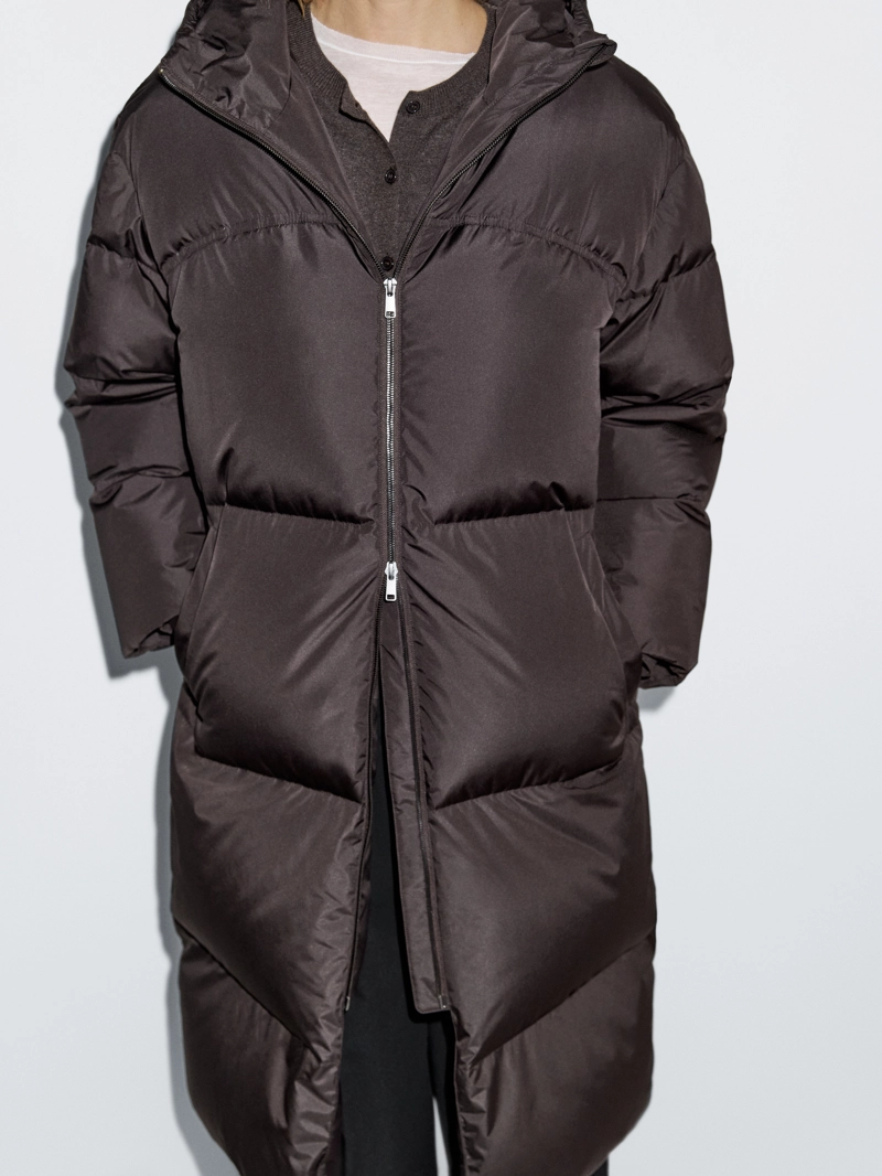 Длинный пуховик с капюшоном и защитой от влаги