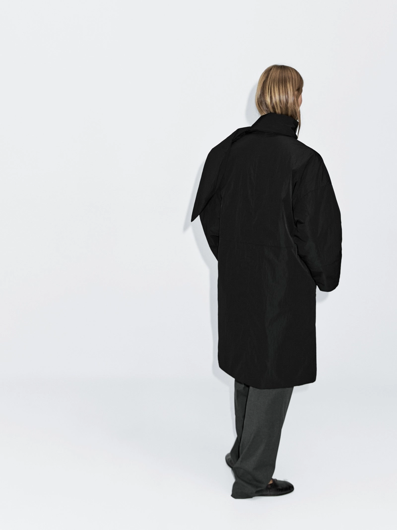 Длинное водоотталкивающее стеганое пальто с деталями шарфа