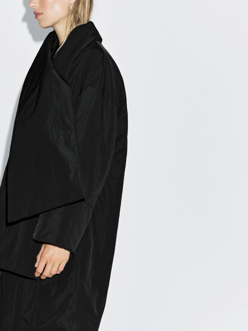 Длинное водоотталкивающее стеганое пальто с деталями шарфа