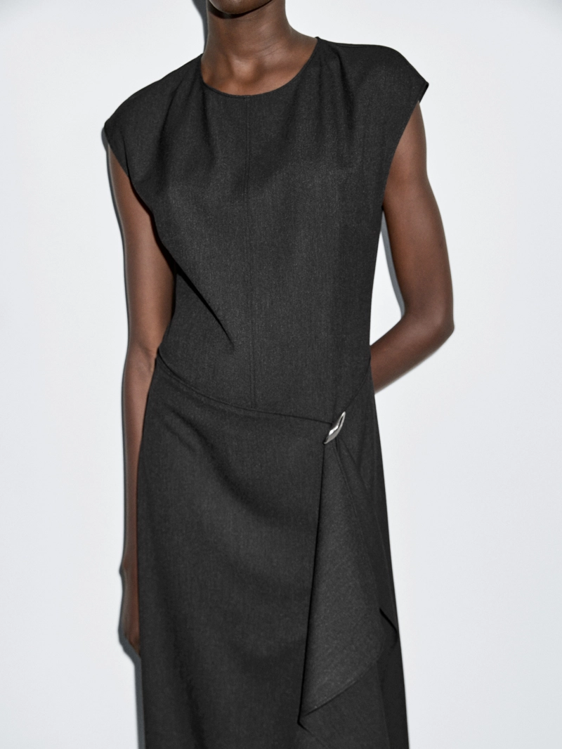 Платье миди с деталями броши