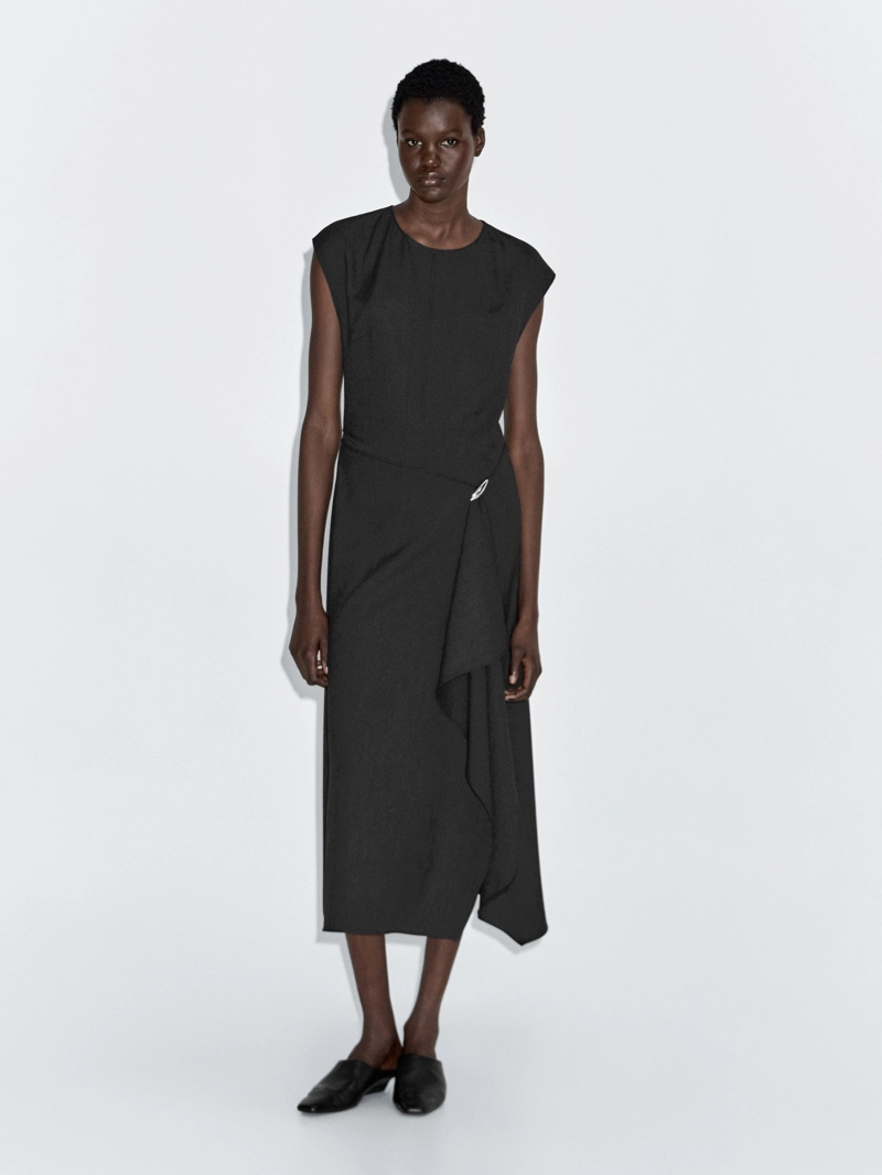 Платье миди с деталями броши