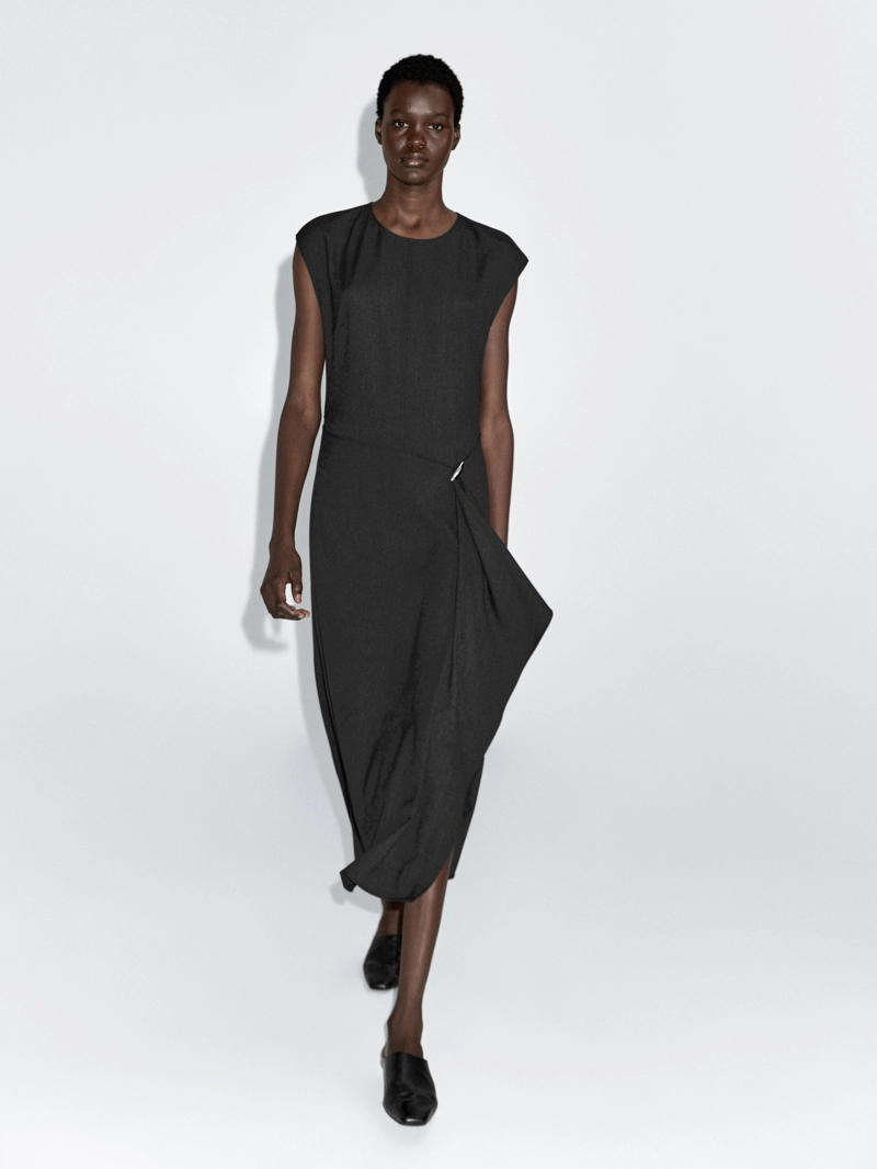 Платье миди с деталями броши