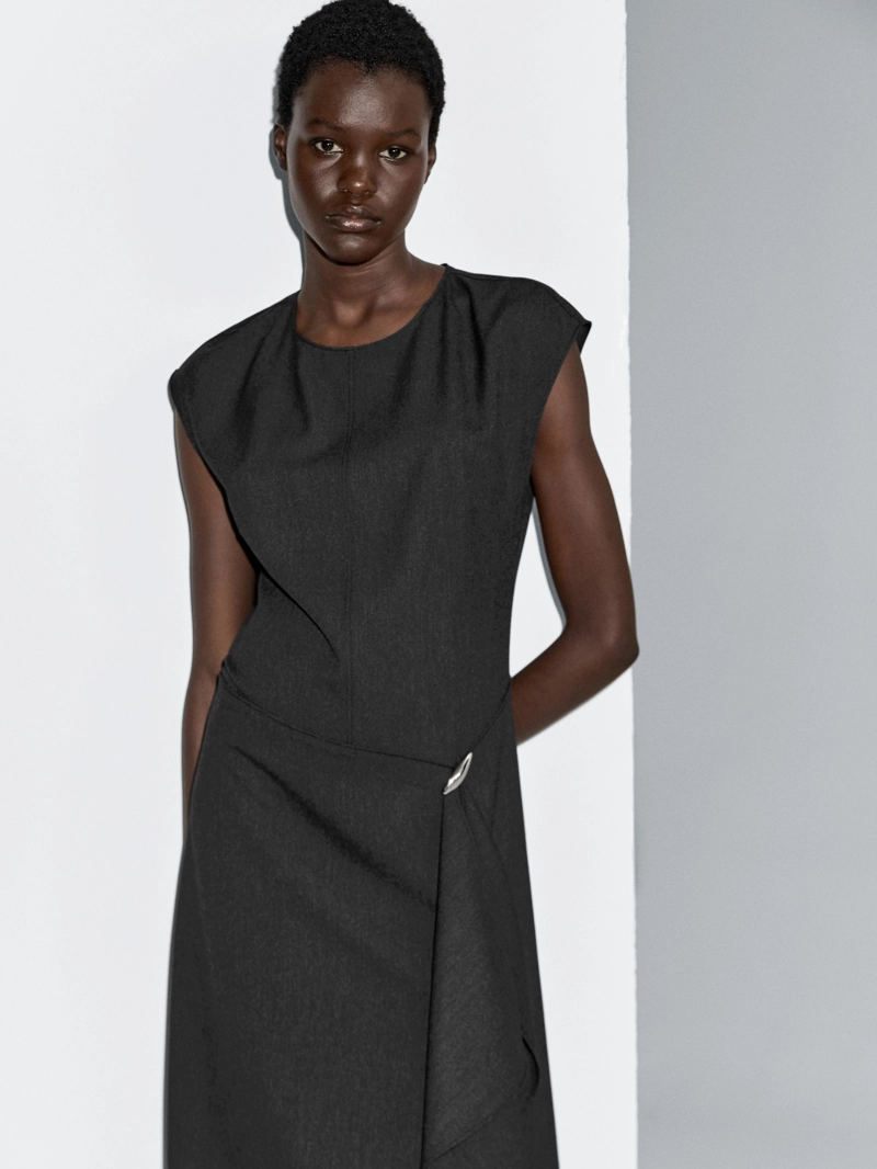 Платье миди с деталями броши