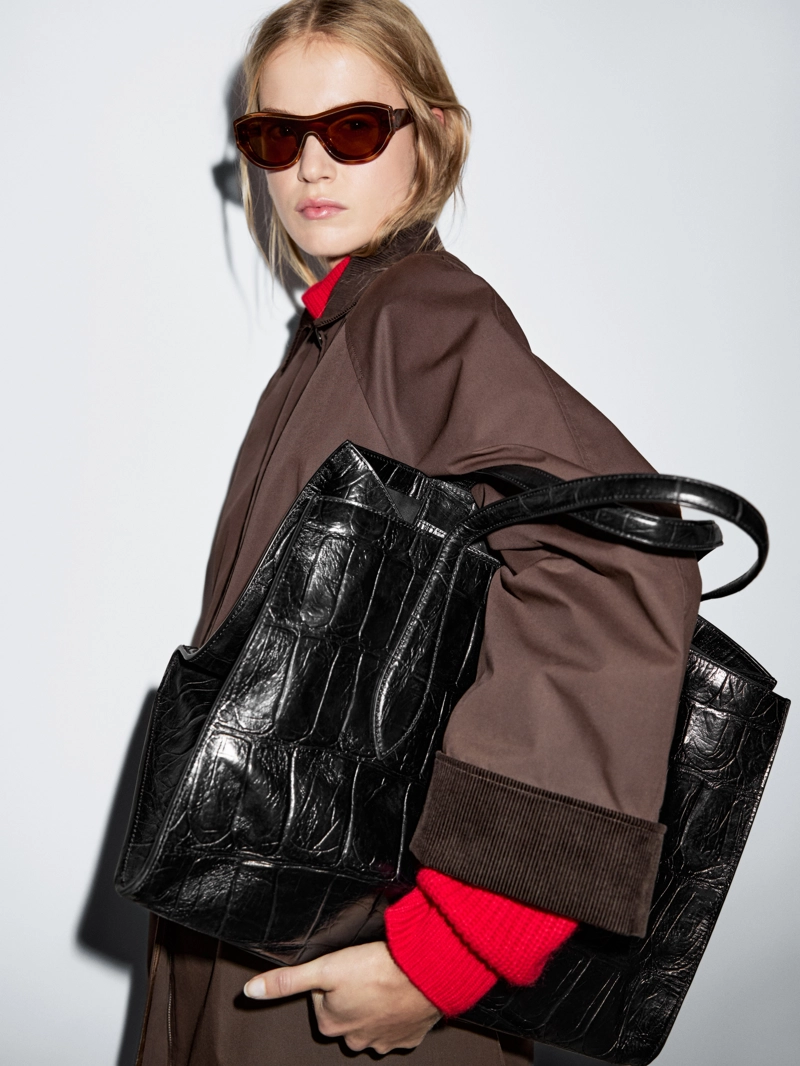 Длинная парка с вощеным покрытием и деталями из бархата