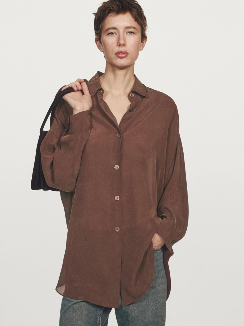 Длинная блузка с плавными линиями