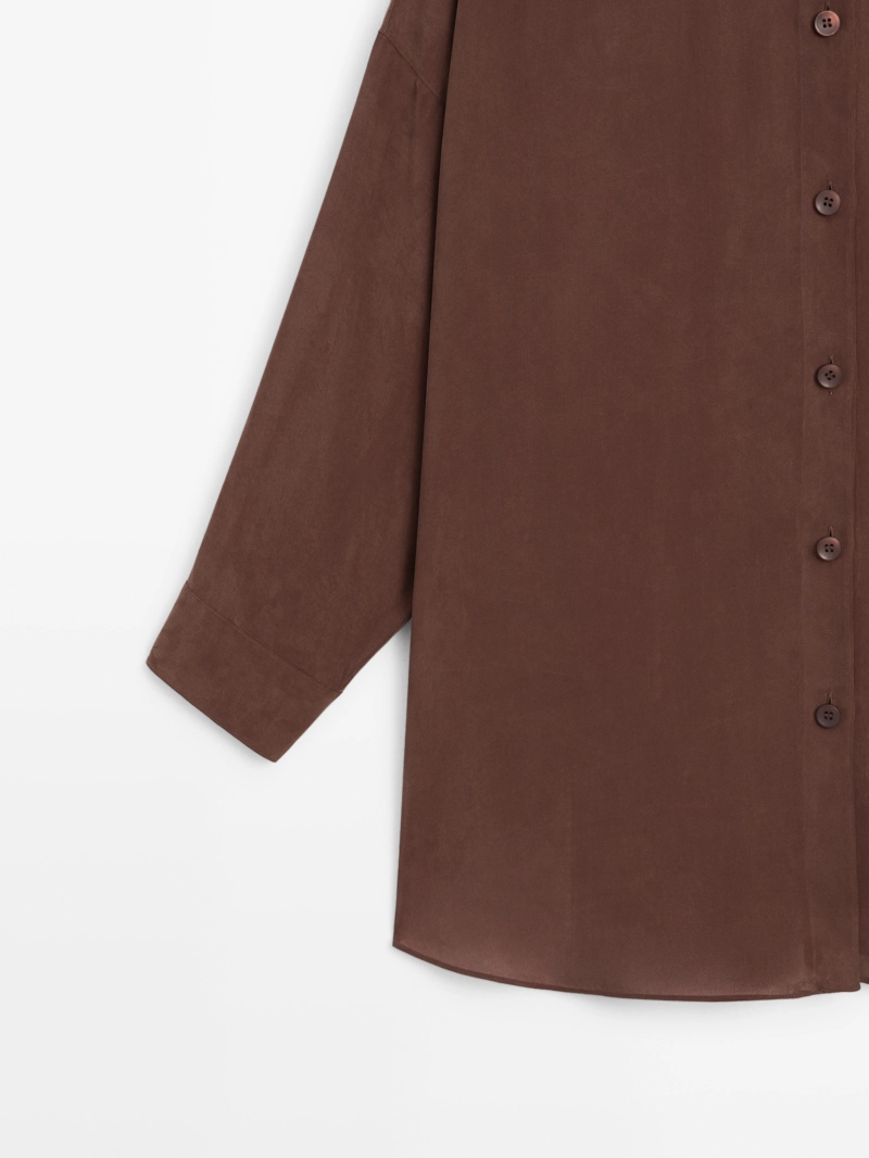 Длинная блузка с плавными линиями