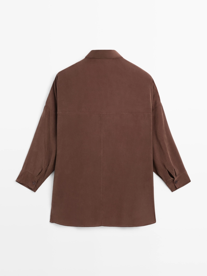 Длинная блузка с плавными линиями