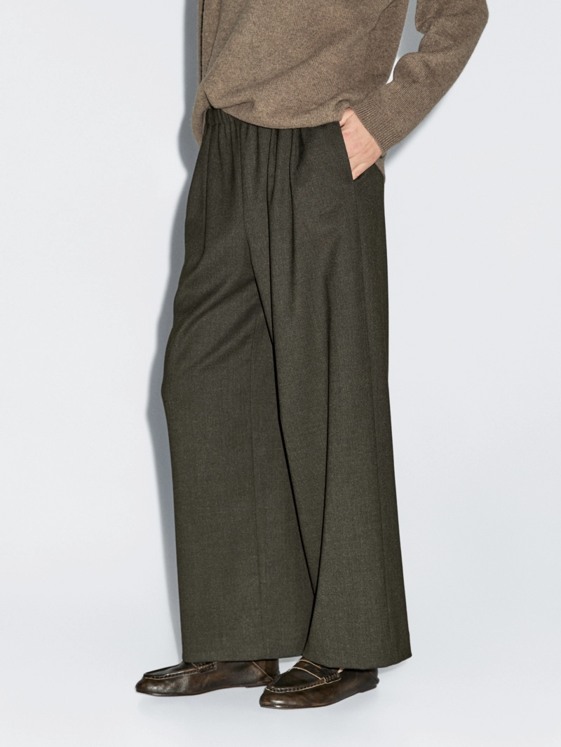 Широкие брюки с вытачками и эластичным поясом