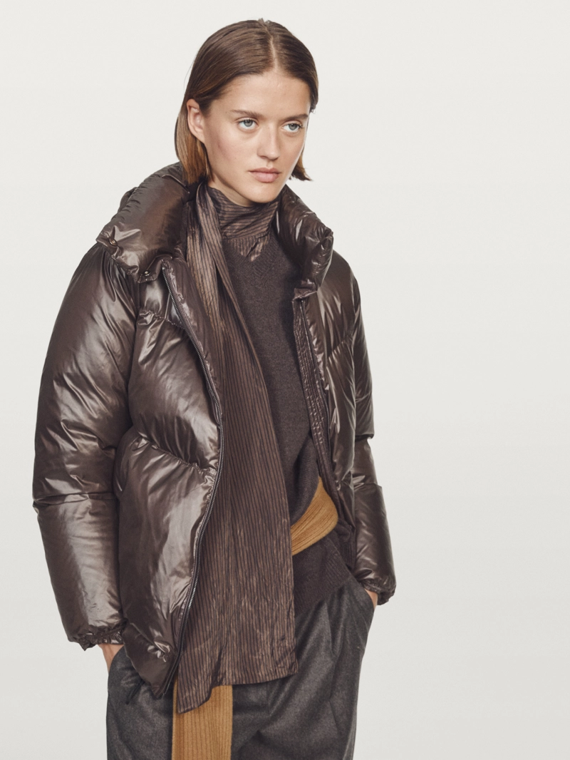 Глянцевый пуховик съемным капюшоном, отталкивающим воду