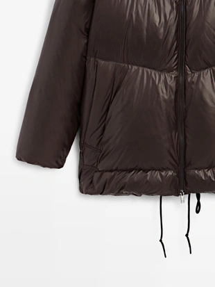 Глянцевый пуховик съемным капюшоном, отталкивающим воду- Заказать в России