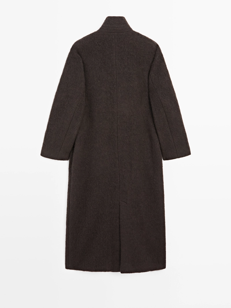 Длинное пальто с двубортным покроем и мягкой отделкой