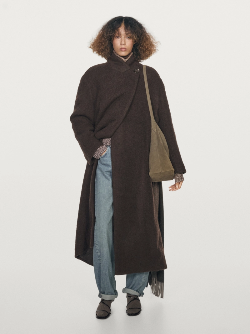 Длинное пальто с двубортным покроем и мягкой отделкой