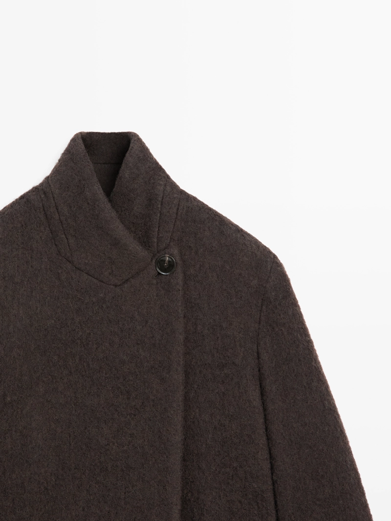 Длинное пальто с двубортным покроем и мягкой отделкой
