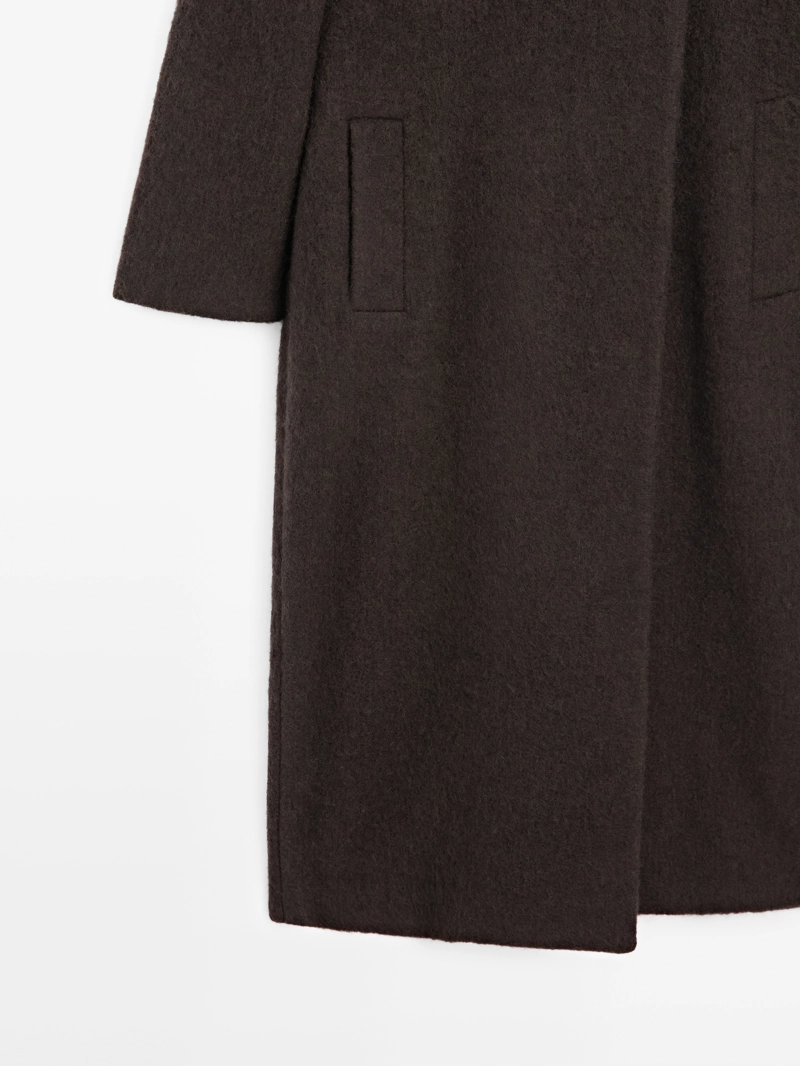 Длинное пальто с двубортным покроем и мягкой отделкой